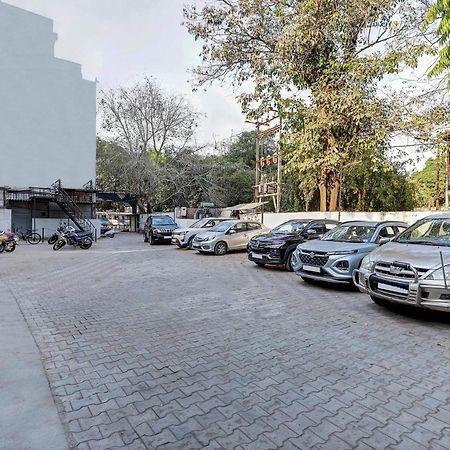 Treebo Rvg Hotel Vadodara Bagian luar foto
