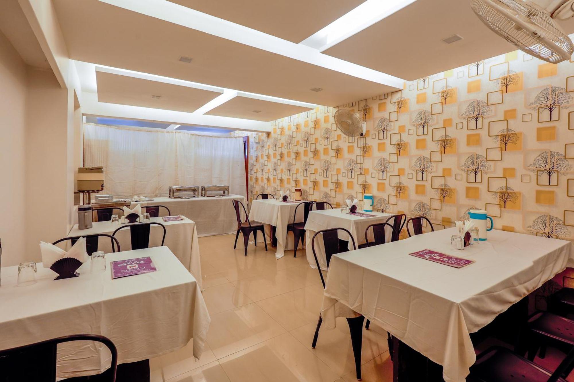 Treebo Rvg Hotel Vadodara Bagian luar foto