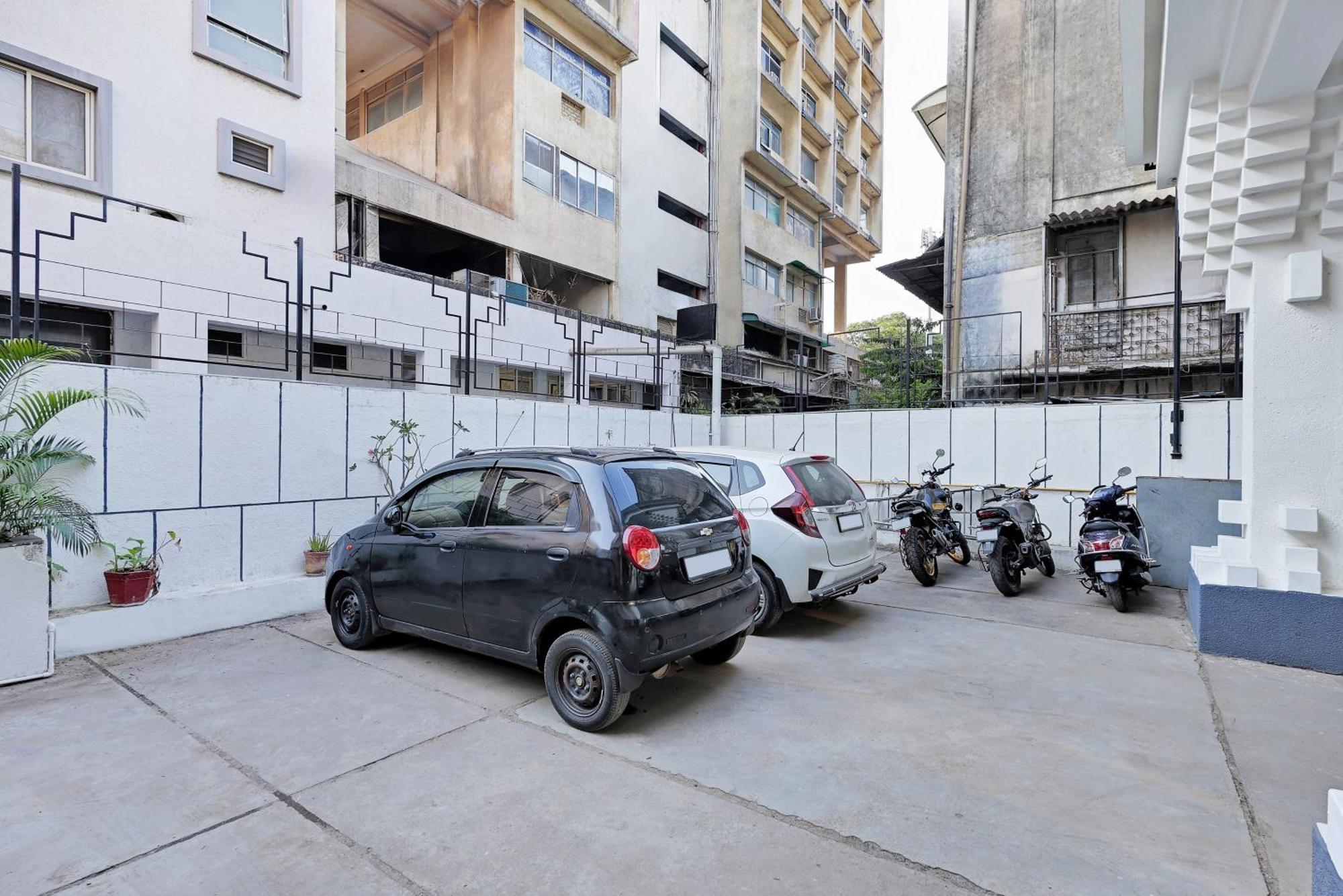 Treebo Rvg Hotel Vadodara Bagian luar foto