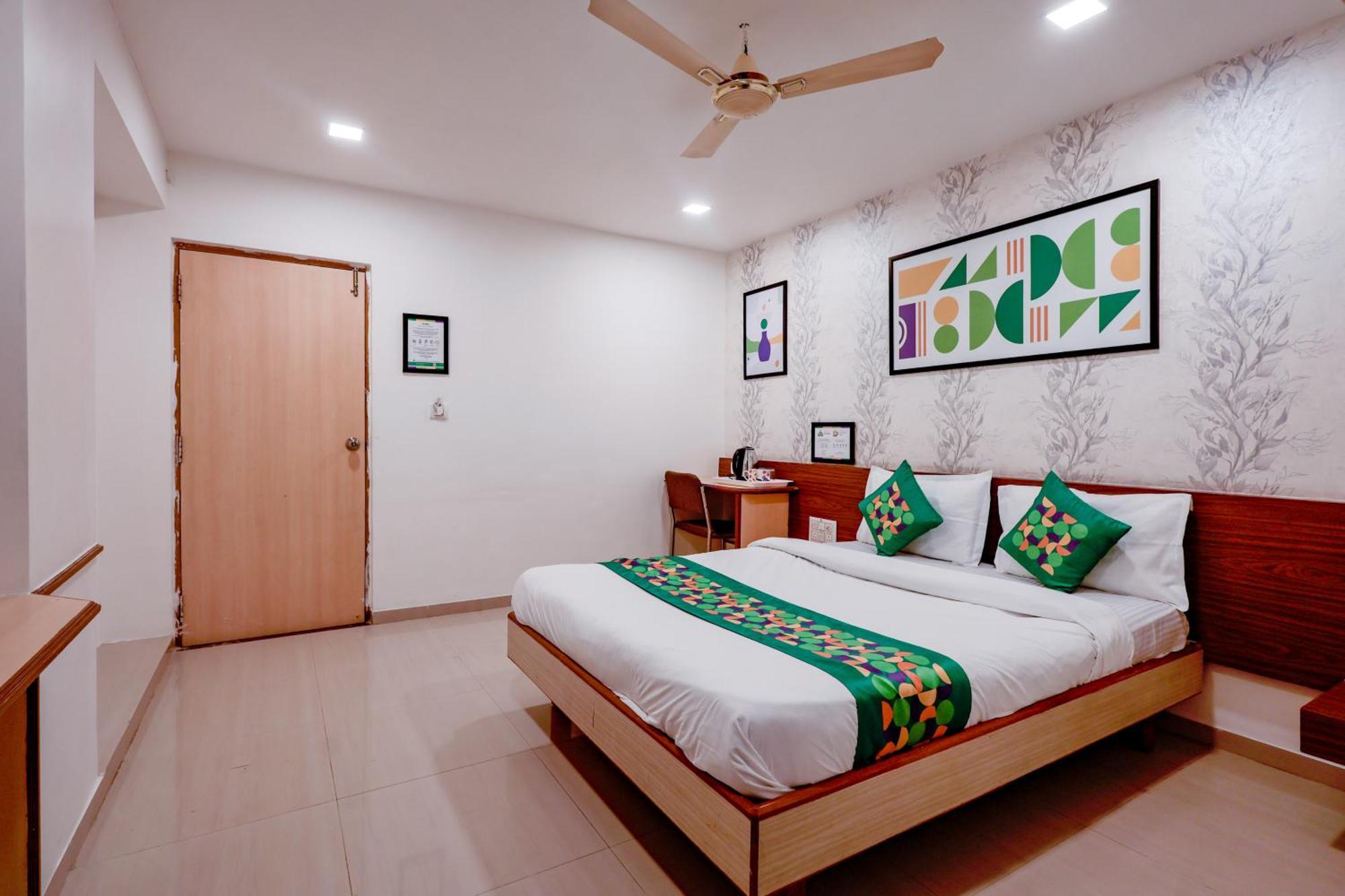 Treebo Rvg Hotel Vadodara Bagian luar foto