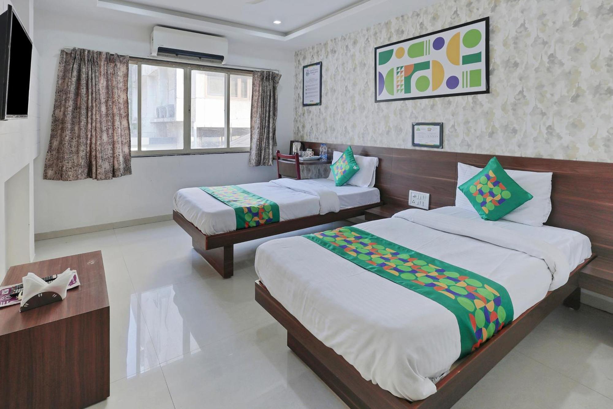 Treebo Rvg Hotel Vadodara Bagian luar foto