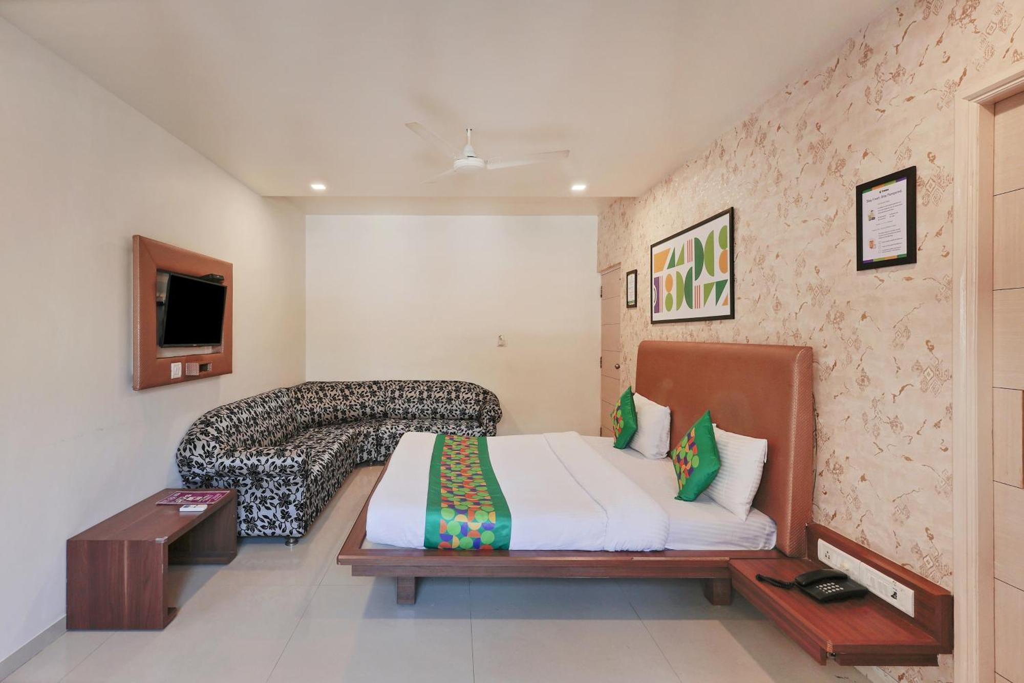 Treebo Rvg Hotel Vadodara Bagian luar foto
