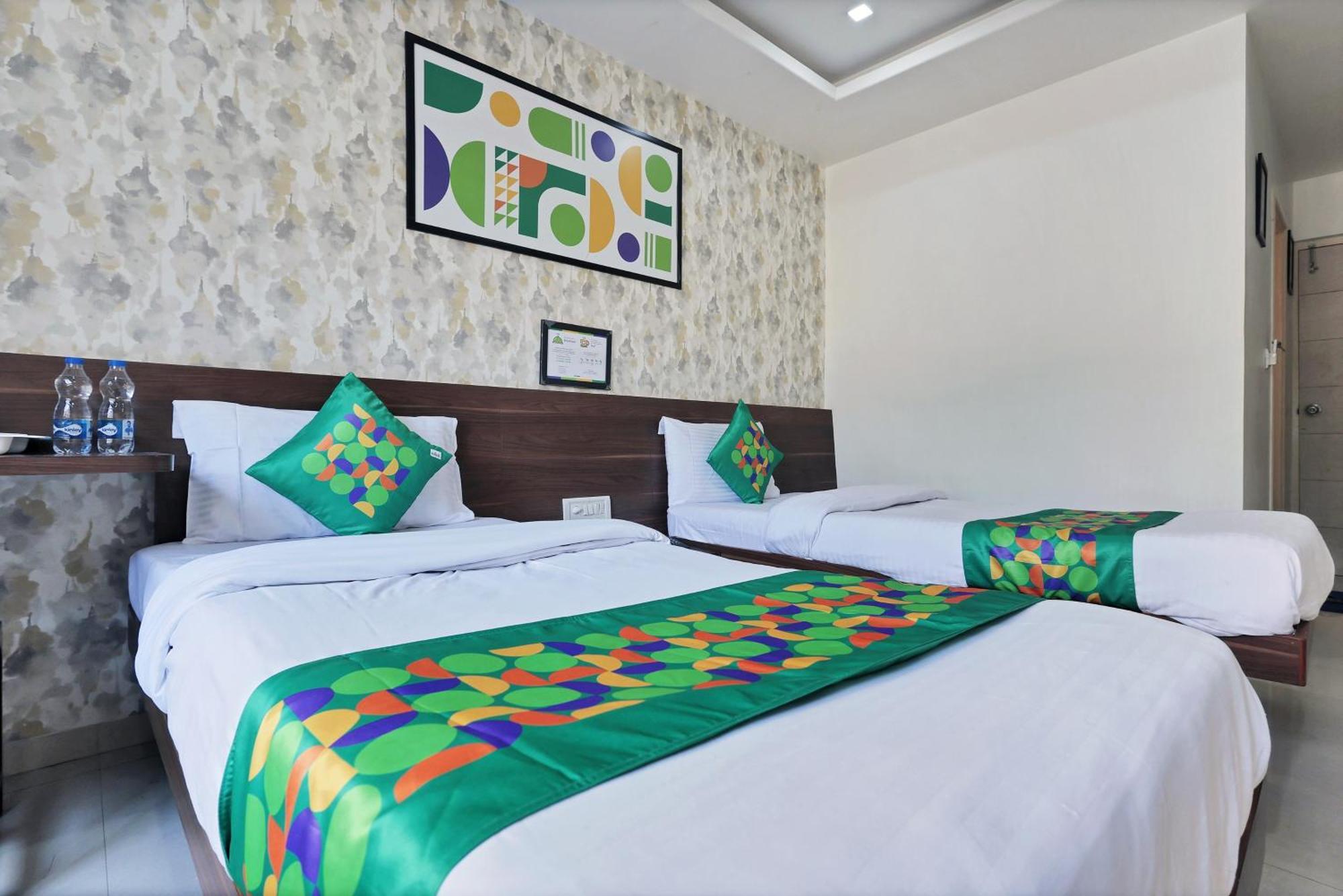 Treebo Rvg Hotel Vadodara Bagian luar foto