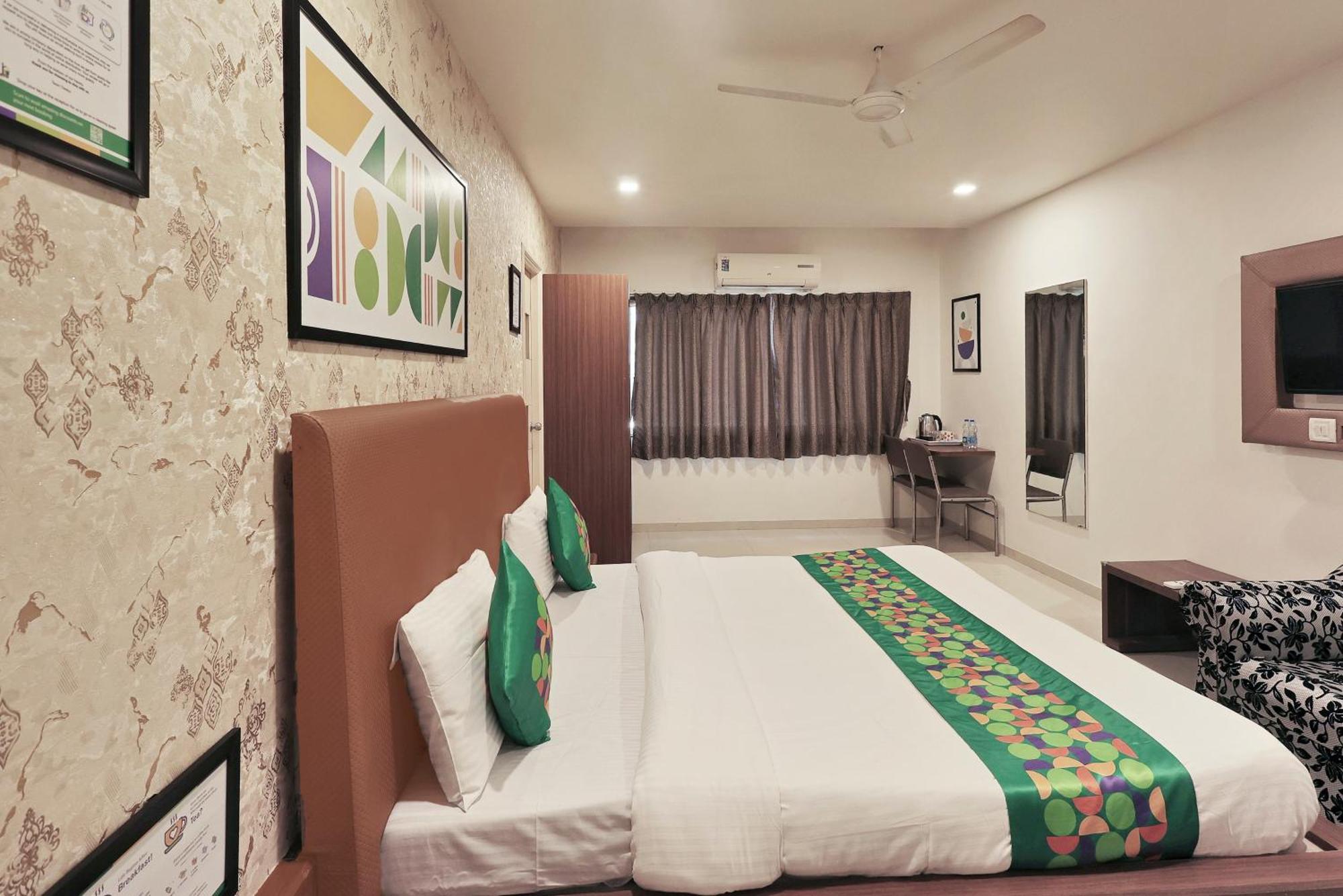 Treebo Rvg Hotel Vadodara Bagian luar foto